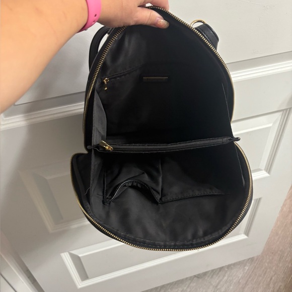 Elegant Black Leather Handbag - Picture 9 of 10